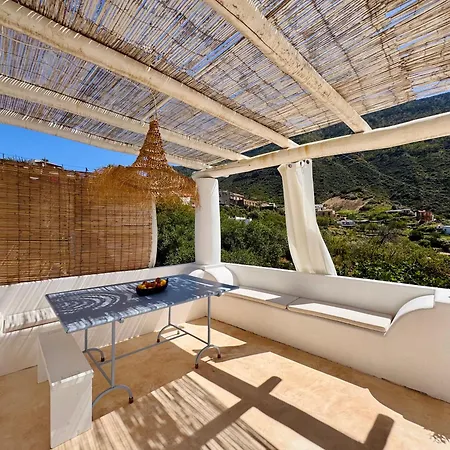 Holiday home Casa Ventalia, Panoramico Con Terrazza Vista Mare, Rinella, Salina